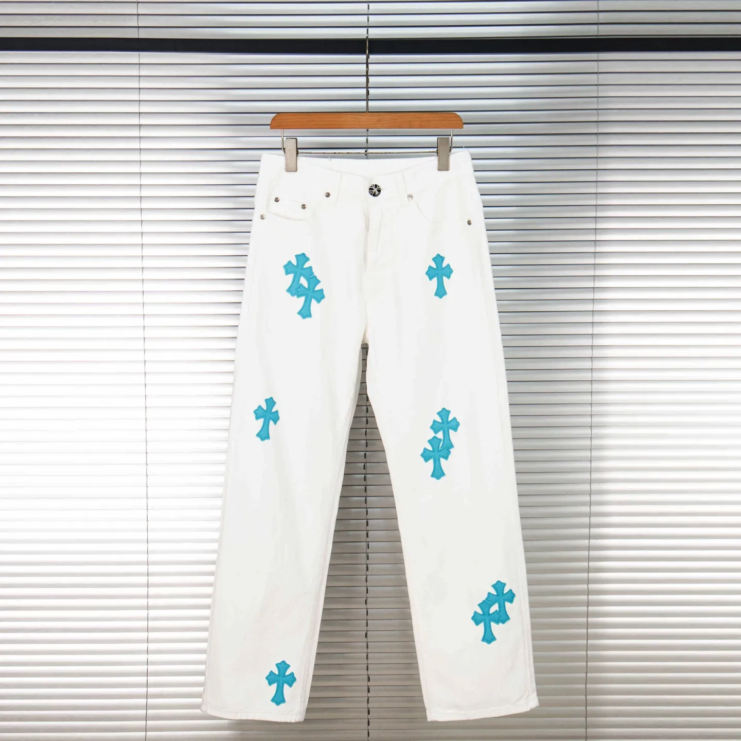 P220 (high version, running quantity) Chrome Hearts white pants, green leather, hot style patchwork couple's bestie jeans. CH jeans need to be washed and then disassembled and hand-ordered with sheepskin cross leather and then spliced ​​together. The whole piece has too many craftsmanship to describe. The patches are decorated with cross flowers, and the high-waisted washed jeans! ! Absolutely high-end luxury products, god-level single products and super popular products, made with top heavy industry, a must-see magic weapon. Customized hardware. The fabric is thick and soft after washing. It has good breathability. Customized small leather label. Unique design. The details are simple and elegant, and the workmanship is exquisite. The entire trousers are neatly routed and the details are in place! It’s so cool that both men and women can easily control the genderless trend! Style number: 1816# Color: white pants and green leather Size: 28 30 32 34 36